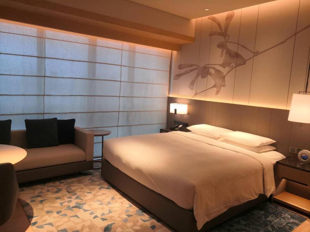 Postel nebo postele na pokoji v ubytování Courtyard by Marriott Shanghai Hongqiao