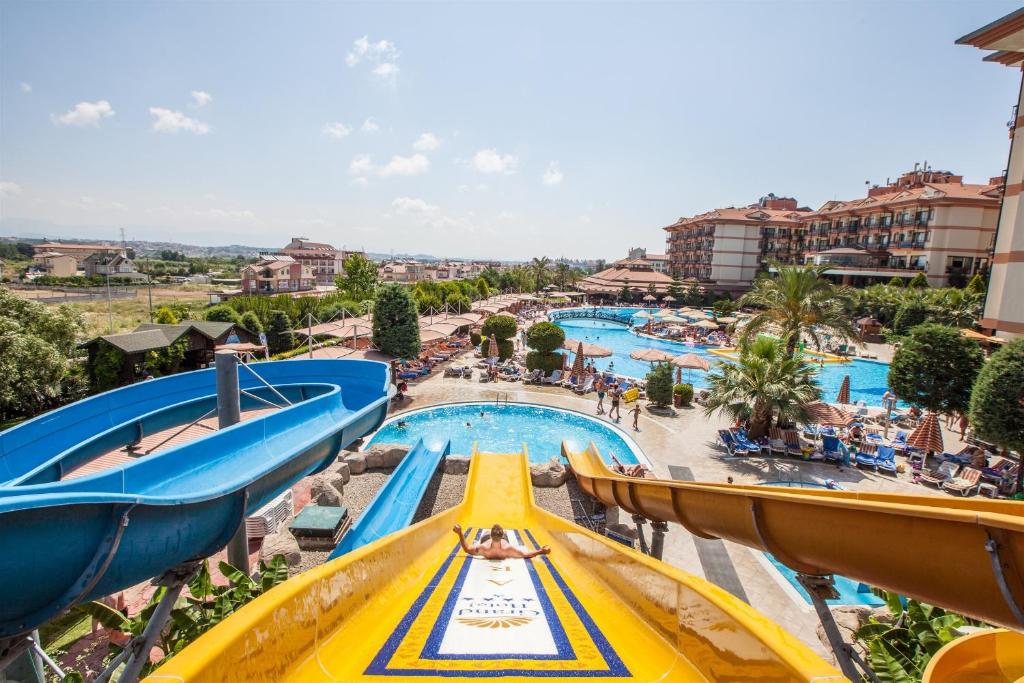 Bazén v ubytování Adalya Art Side - Ultra All Inclusive nebo v jeho okolí