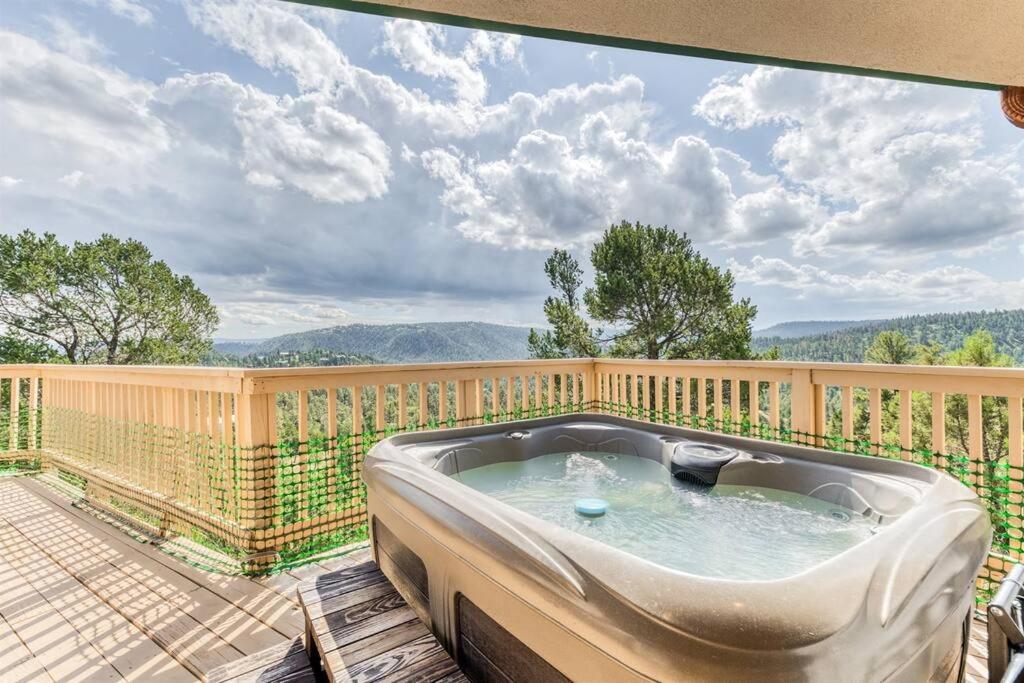 ein Whirlpool auf der Terrasse eines Hauses in der Unterkunft Mesa Verde, Hot Tub, Pedestal Octagon Home / Mount in Ruidoso