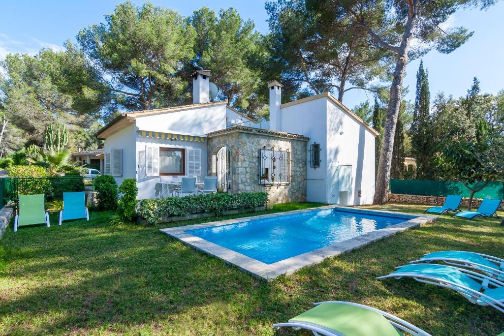 a house with a swimming pool in a yard at Villa Bonaire in Alcudia