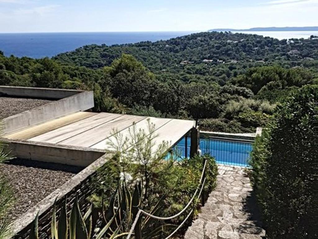 vista sulla piscina e sull'oceano di Villa Bormes-les-Mimosas, 3 pièces, 5 personnes - FR-1-610-89 a Bormes-les-Mimosas