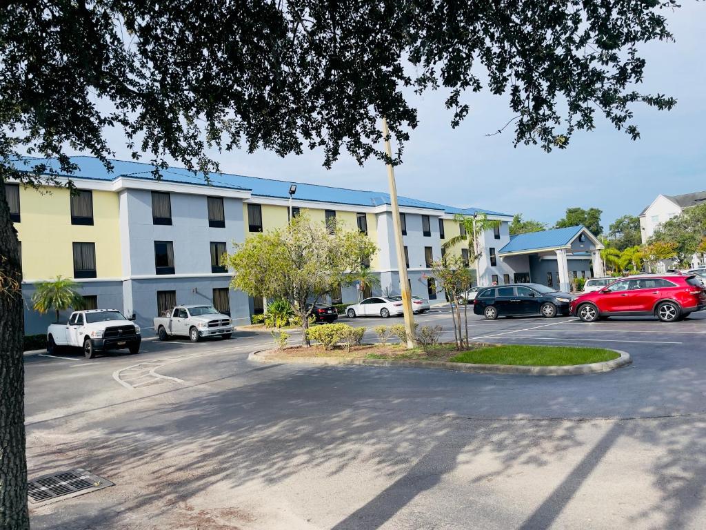 un parcheggio con auto parcheggiate di fronte a un edificio di Days Inn & Suites by Wyndham Lakeland a Lakeland