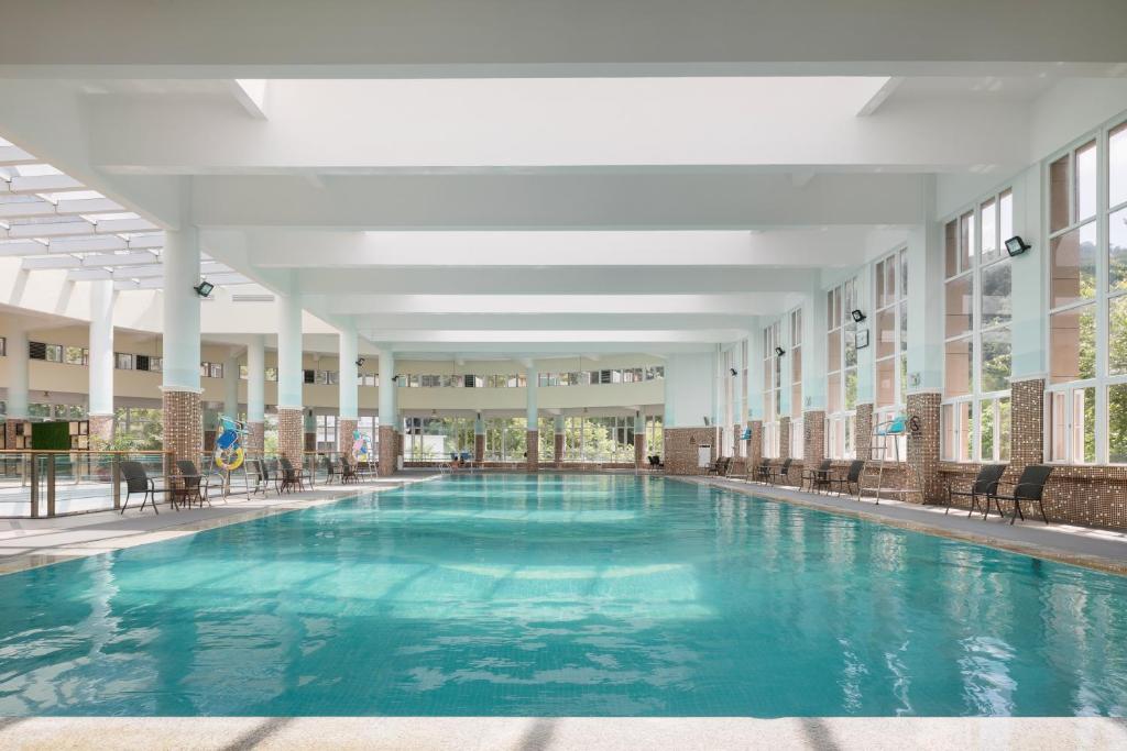 Bazén v ubytování Guangdong Hot Spring Hotel nebo v jeho okolí