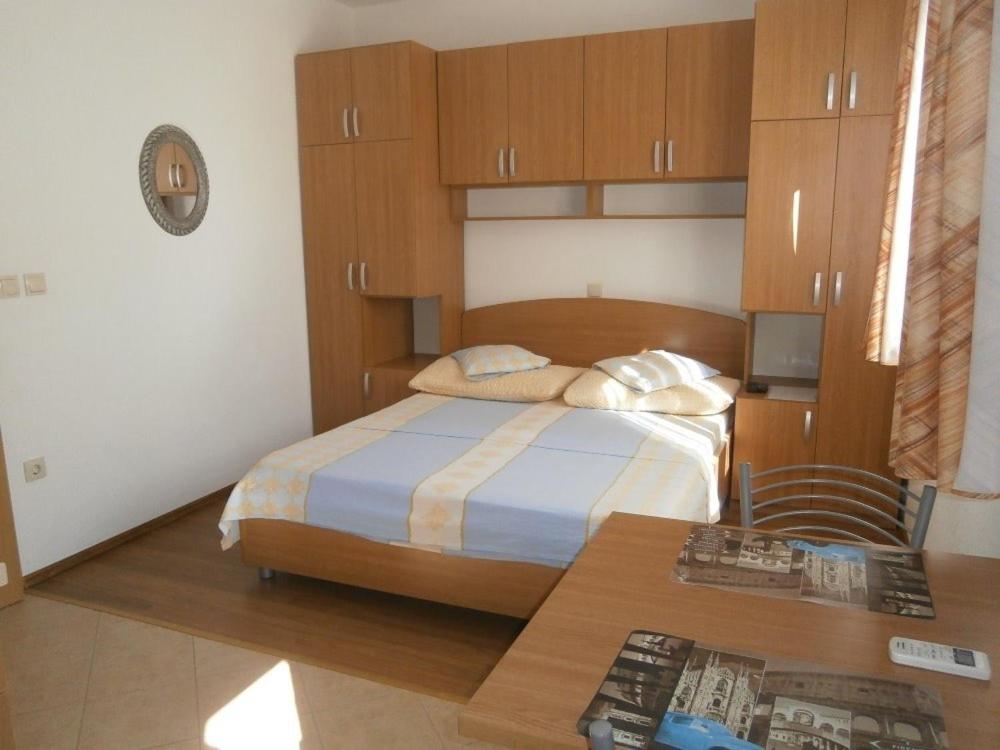 Postel nebo postele na pokoji v ubytování Apartments with a parking space Igrane, Makarska - 13535