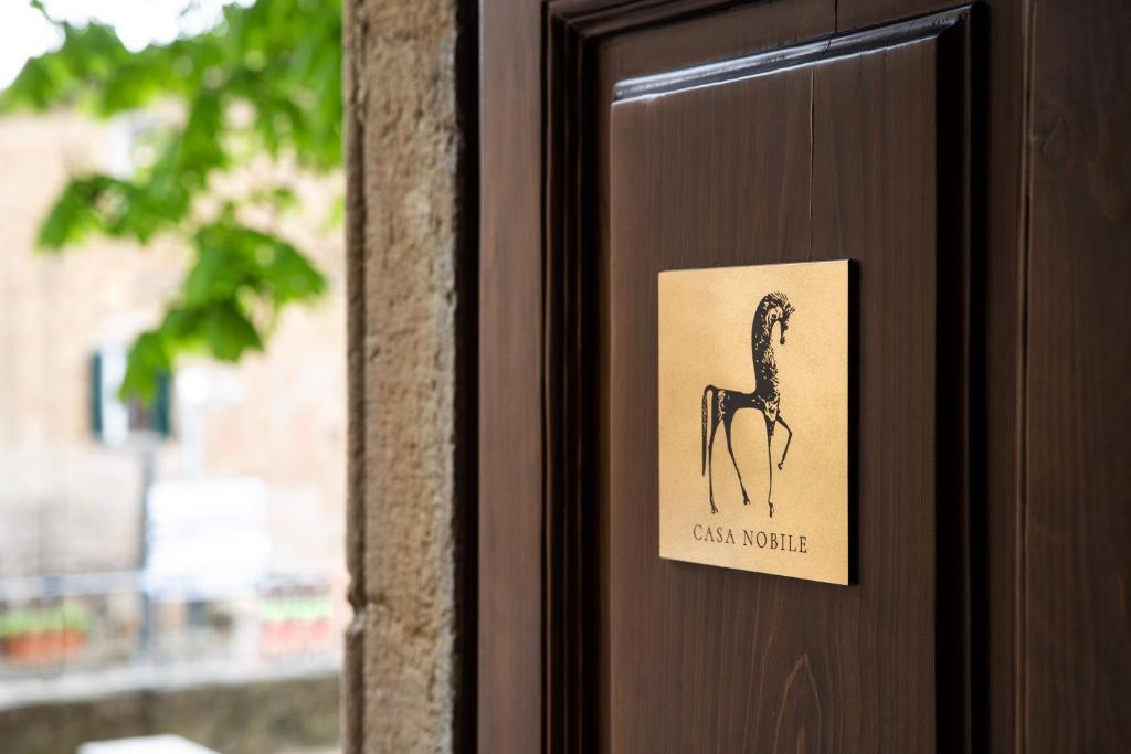 una puerta con una foto de una jirafa en ella en Casa Nobile en Castelmuzio