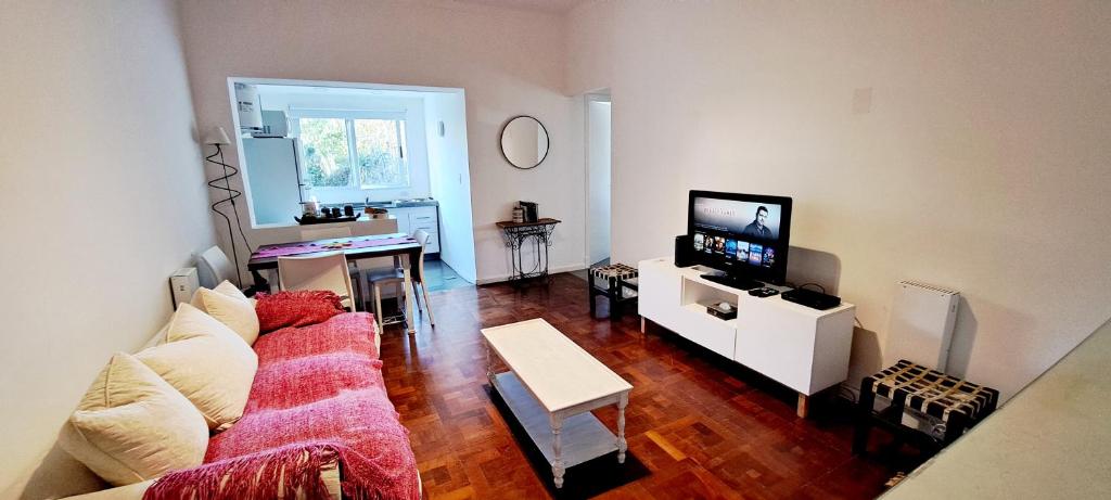 a living room with a couch and a tv at Todo cerca en San Isidro in San Isidro