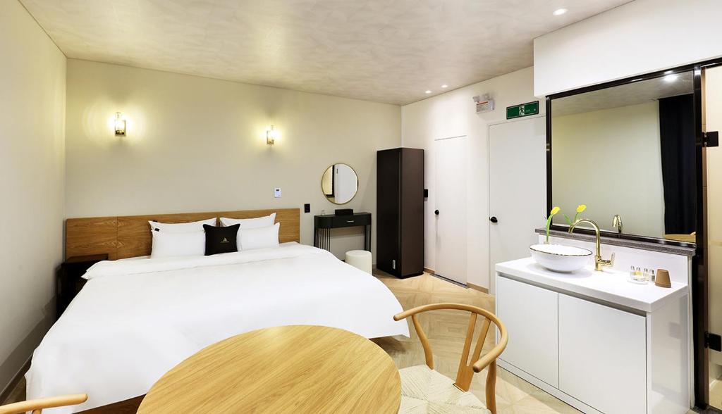 Postel nebo postele na pokoji v ubytování Hotel Intro Chuncheon