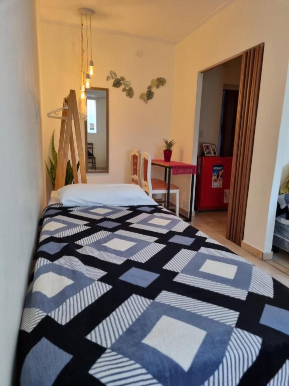 - une chambre avec un lit doté d'une couette bleue et blanche dans l'établissement Dpto El Bonito Posadas, à Posadas