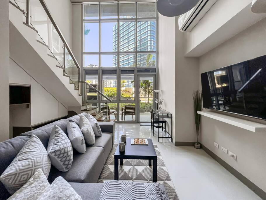 The Business Suite (1-BR Loft Uptown BGC)