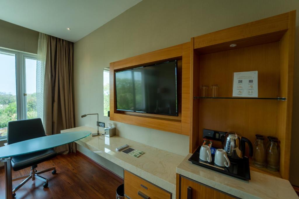 TV a/nebo společenská místnost v ubytování Courtyard by Marriott Madurai