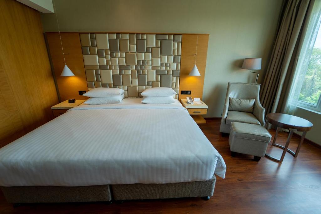 Postel nebo postele na pokoji v ubytování Courtyard by Marriott Madurai