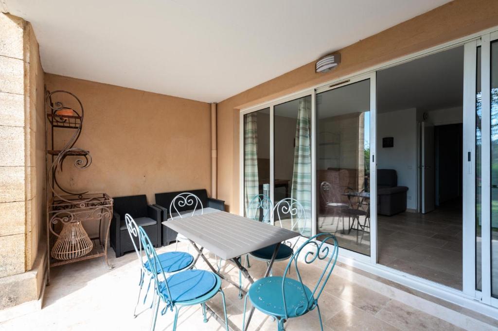 une salle à manger avec une table et des chaises dans l'établissement Village Pont Royal en Provence - maeva Home - Appartement 2 Pièces 6 Personnes - Sélection MAE-9534, à Mallemort