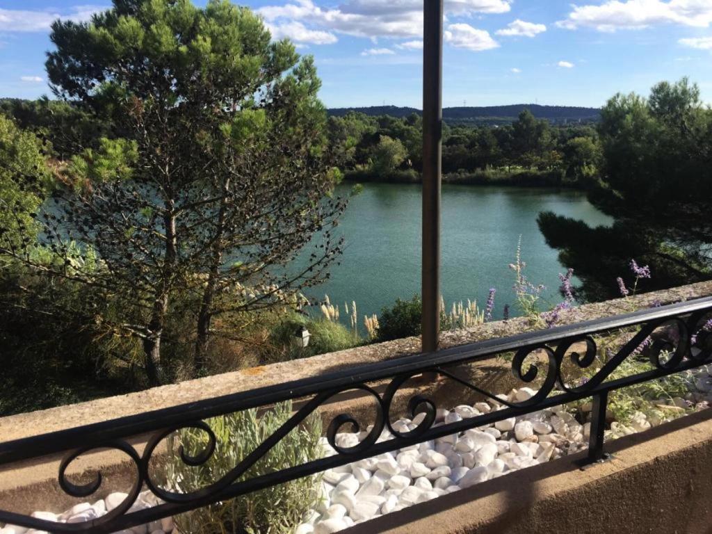 uma varanda com vista para o rio em Village Pont Royal en Provence - maeva Home - Appartement 2 Pièces 6 Person 814 em Mallemort