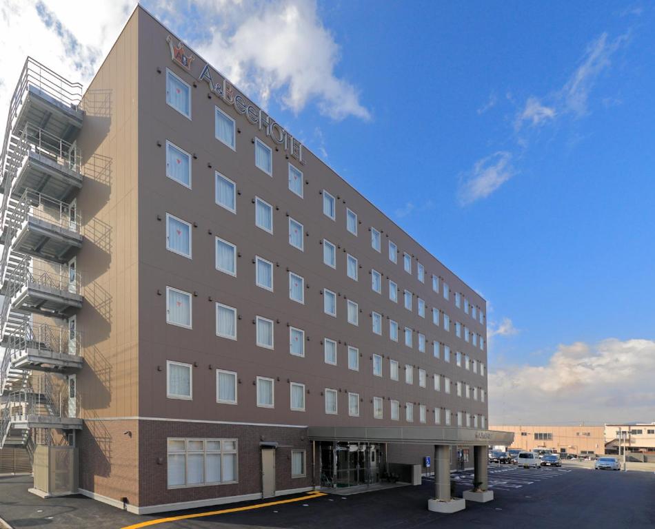 una representación de un hotel en un estacionamiento en A&Bee HOTEL, en Oita