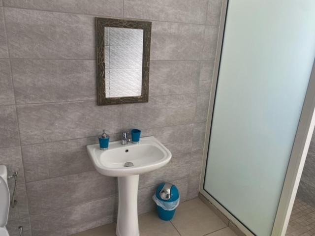Koupelna v ubytování le raphael ( chambre piscine)