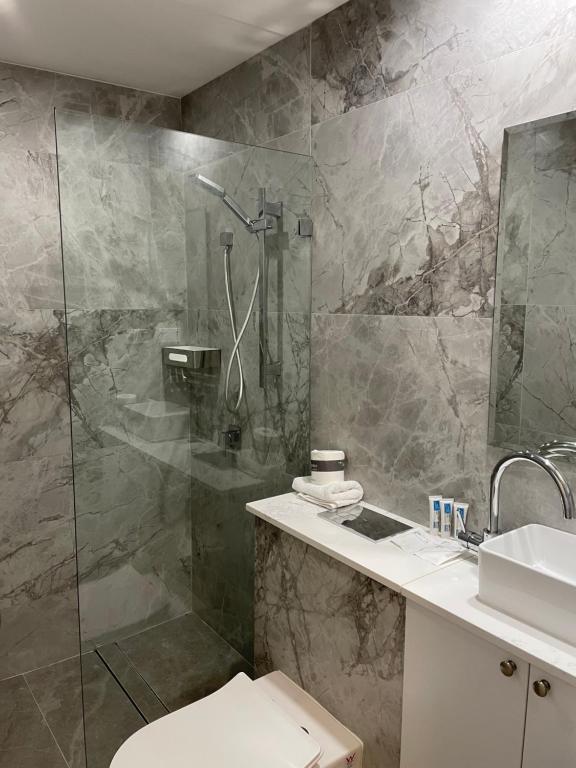 The Social Hotel, Sydney في سيدني: حمام مع دش ومرحاض ومغسلة