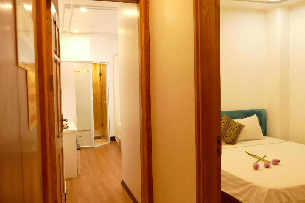 Postel nebo postele na pokoji v ubytování Maison d'Hanoi Hotel