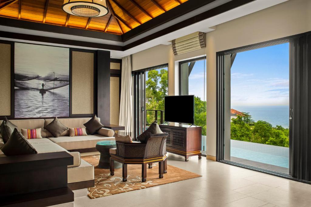 Three-bedroom Seaview Hillside Villa with Heated Pool