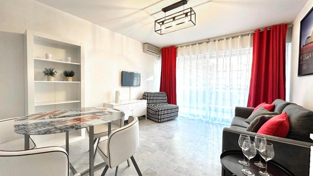 un salon avec une table en verre et un canapé dans l'établissement Beau studio centre Juan les Pins à 300m des plages, à Antibes