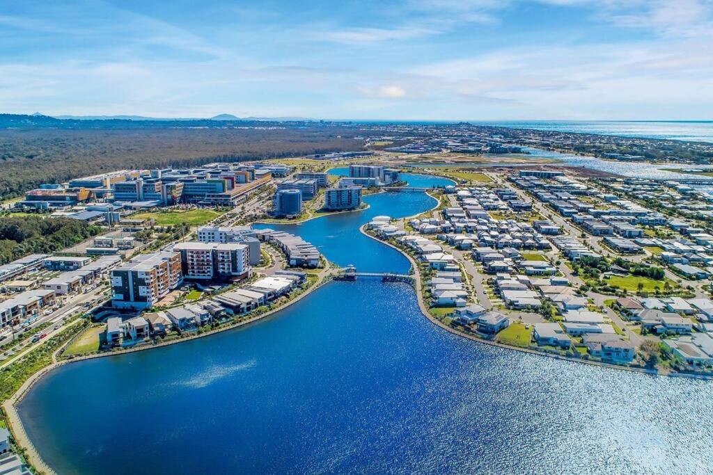 Waterfront Apartment Birtinya, Kawana Waters, Australia