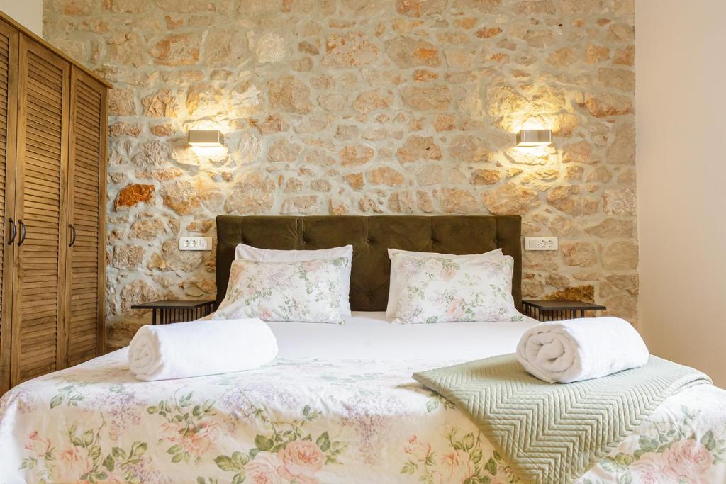 ein Schlafzimmer mit einem Bett mit Handtüchern darauf in der Unterkunft PORT - unique apartment in Dubrovnik