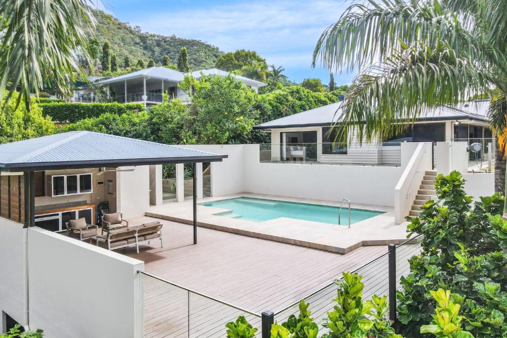 uma vista aérea de uma casa com piscina em The Orchard House - Luxury Villa on a Sprawling Tropical Acreage em Redlynch