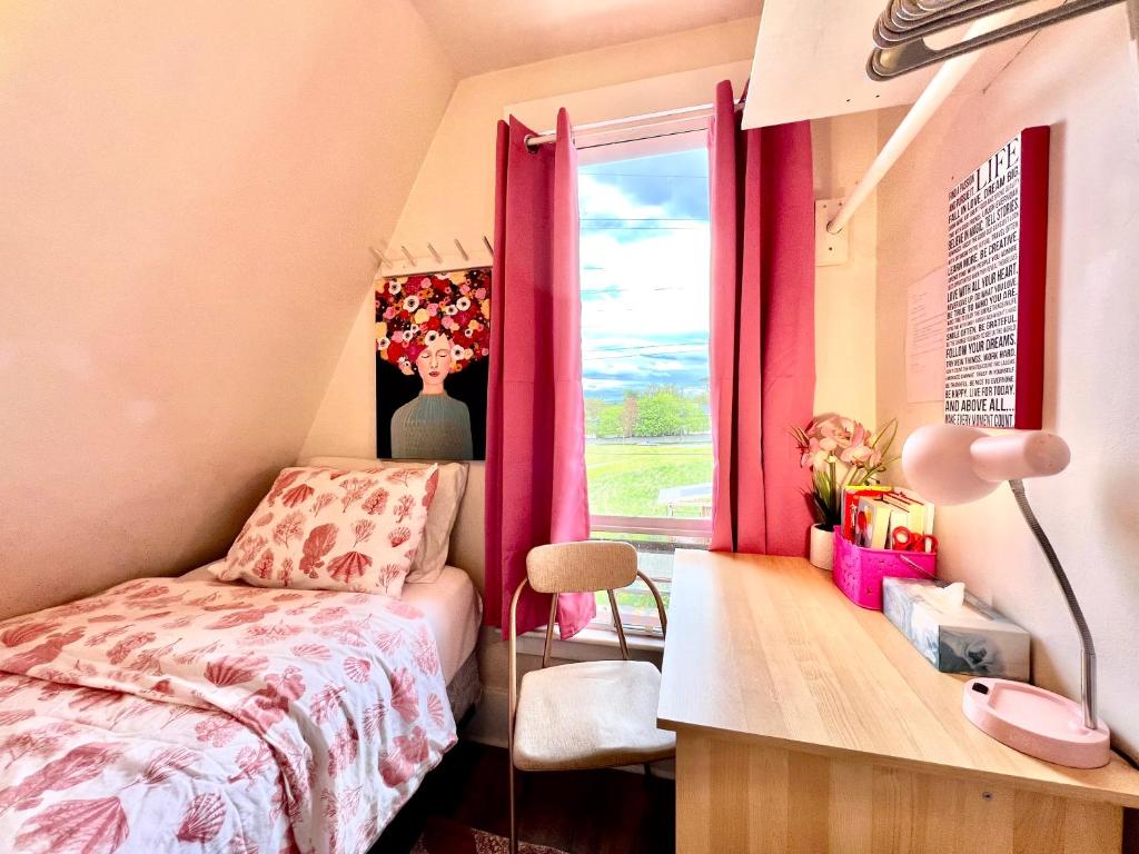 1 dormitorio con cama, escritorio y ventana en Private Room TINY with Shared Bathroom near Airport and Downtown Seattle, en Seattle