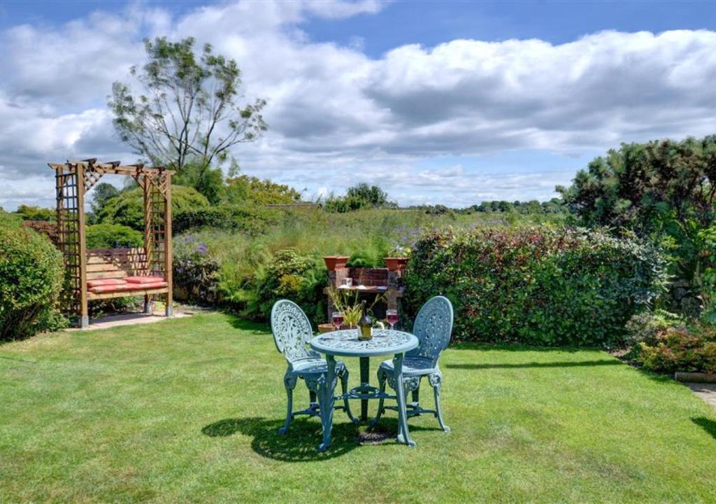 AbererchにあるY Bwthynの庭の椅子2脚とテーブル