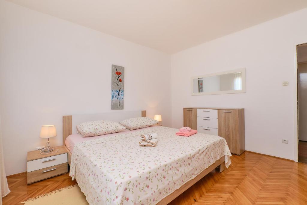 Postel nebo postele na pokoji v ubytování Sea View Apartment Sandra in Mali Lošinj