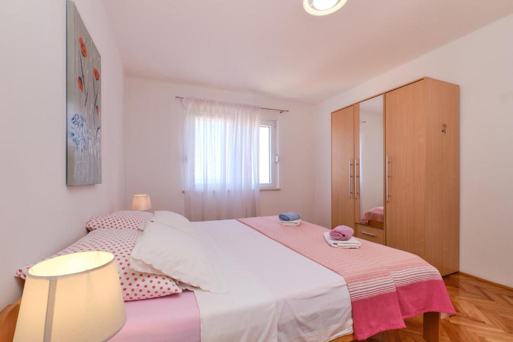 Postel nebo postele na pokoji v ubytování Sea View Apartment Sandra in Mali Lošinj