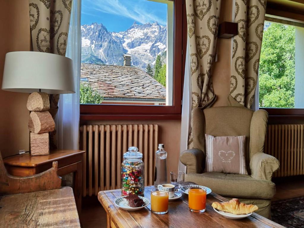 Nespecifikovaný výhled na hory nebo výhled na hory při pohledu z hotelu