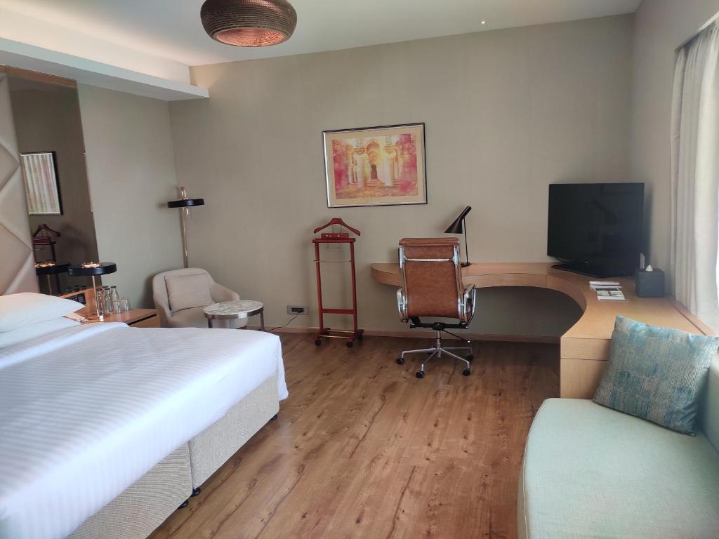 TV a/nebo společenská místnost v ubytování Courtyard by Marriott Madurai