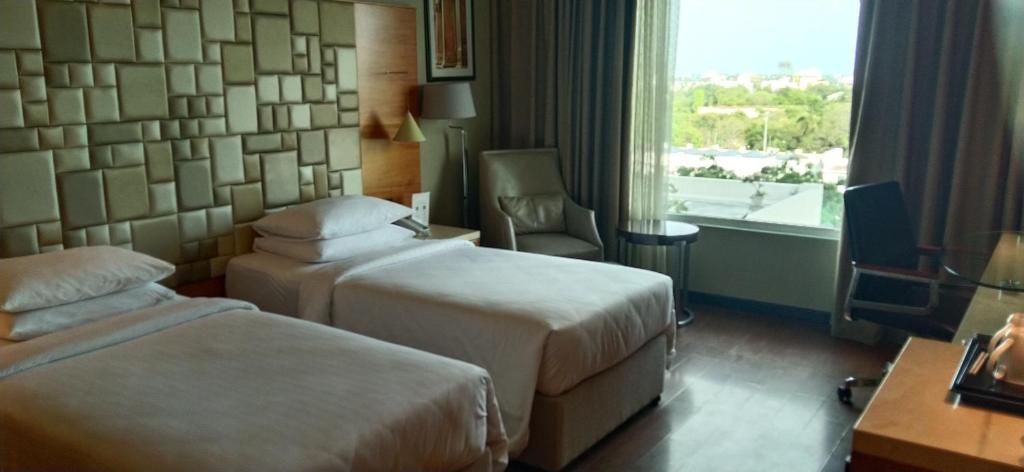 Postel nebo postele na pokoji v ubytování Courtyard by Marriott Madurai