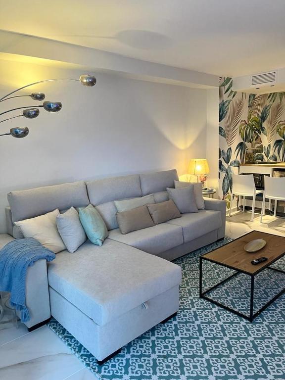 Posezení v ubytování 751, RENOVATED 2 Beedroom Apartment, Second line of the beach, Wifi, ParkingING