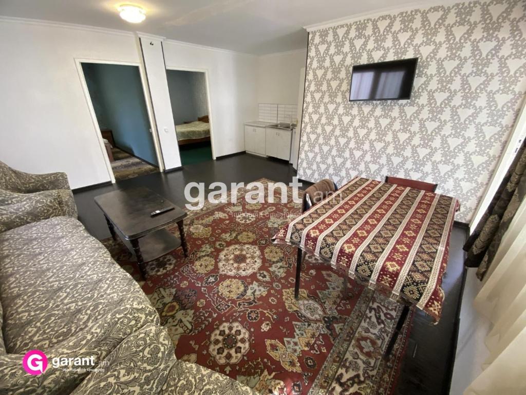 Camera con letto, divano e tavolo di Nirvana Resort a Sevan