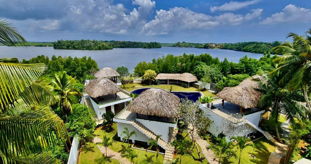 uma vista aérea de um resort com um lago em Shiva Sunrise Resort em Hikkaduwa