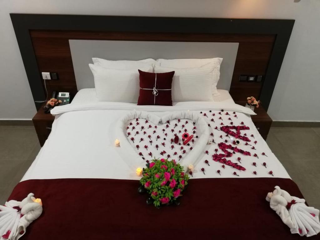 Postel nebo postele na pokoji v ubytování MY HOTEL Nizwa Residence Hotel Apartments نزوى ريزيدنس للشقق الفندقيه