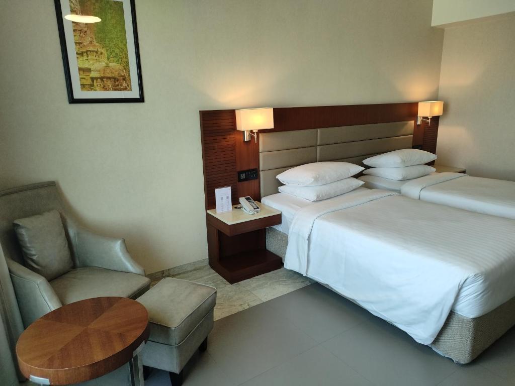 Postel nebo postele na pokoji v ubytování Courtyard by Marriott Madurai