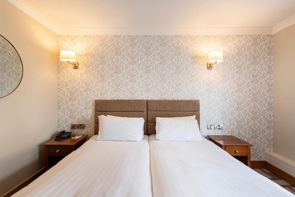 Postel nebo postele na pokoji v ubytování Ballina Manor Hotel