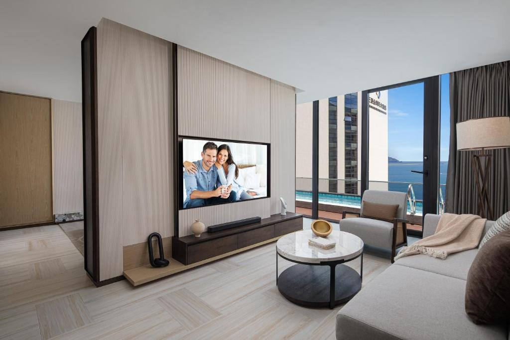 TV a/nebo společenská místnost v ubytování Ascott Dadonghai Bay Sanya