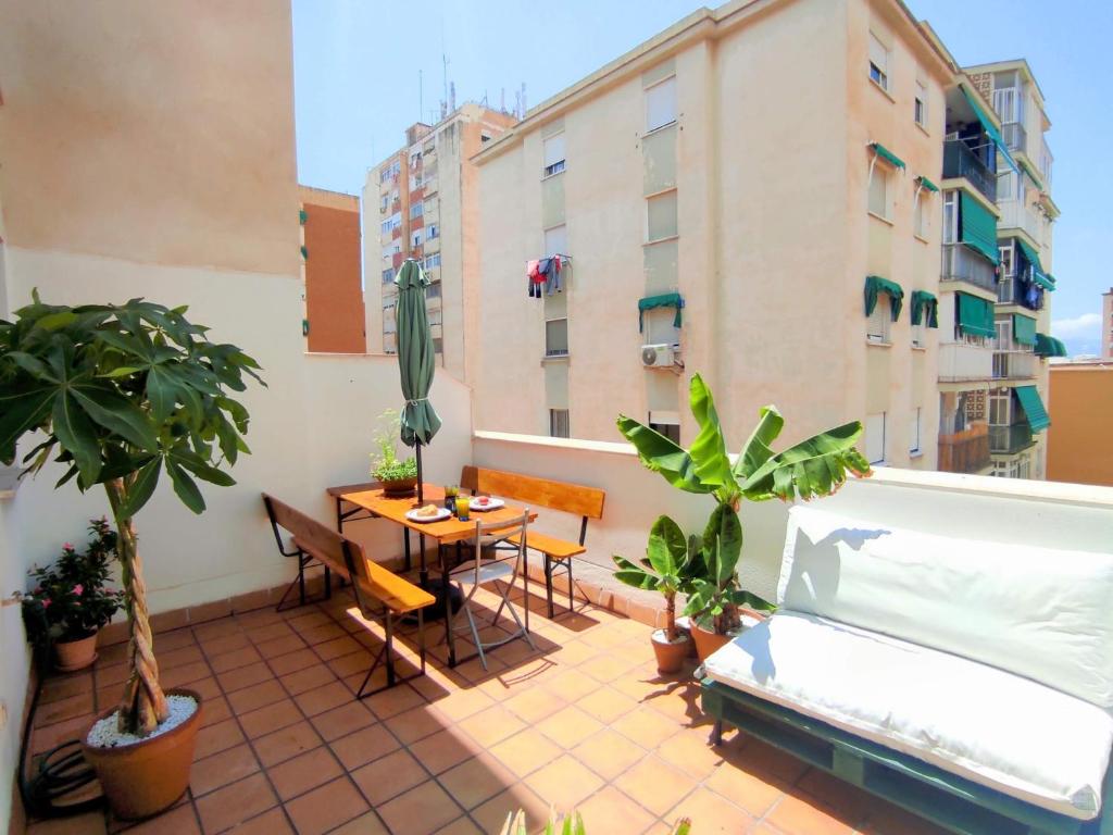 d'un balcon avec une table, des chaises et des plantes. dans l'établissement Manuela Nogales Apartments!, à Malaga