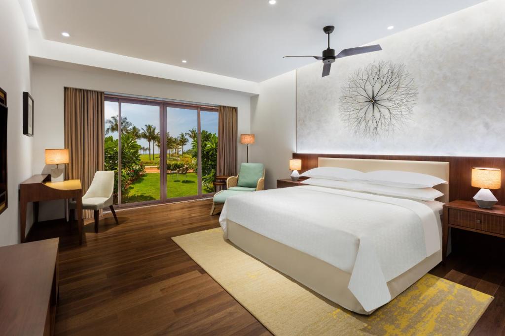 Postel nebo postele na pokoji v ubytování Sheraton Grand Chennai Resort & Spa