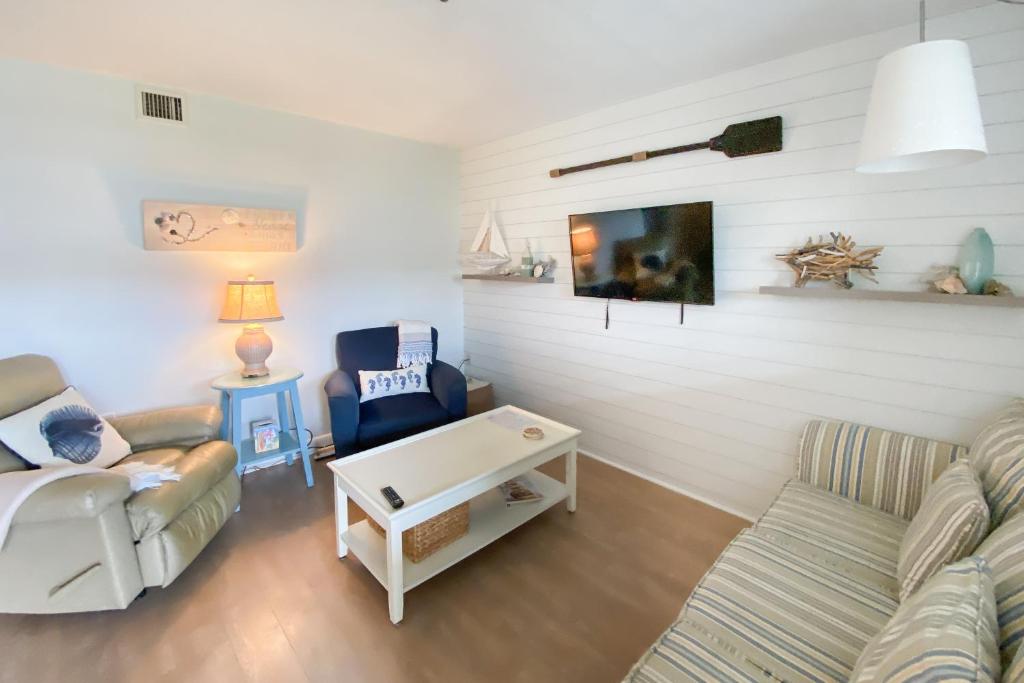 ein Wohnzimmer mit einem Sofa und einem Tisch in der Unterkunft Hilton Head Resort 4226 in Hilton Head Island