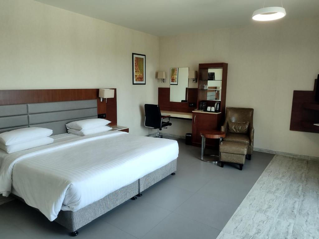 Postel nebo postele na pokoji v ubytování Courtyard by Marriott Madurai