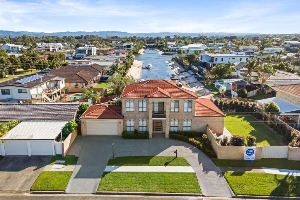 4BR Private beach home Broadbeach Waters, Gold Coast (updated prices 2024)