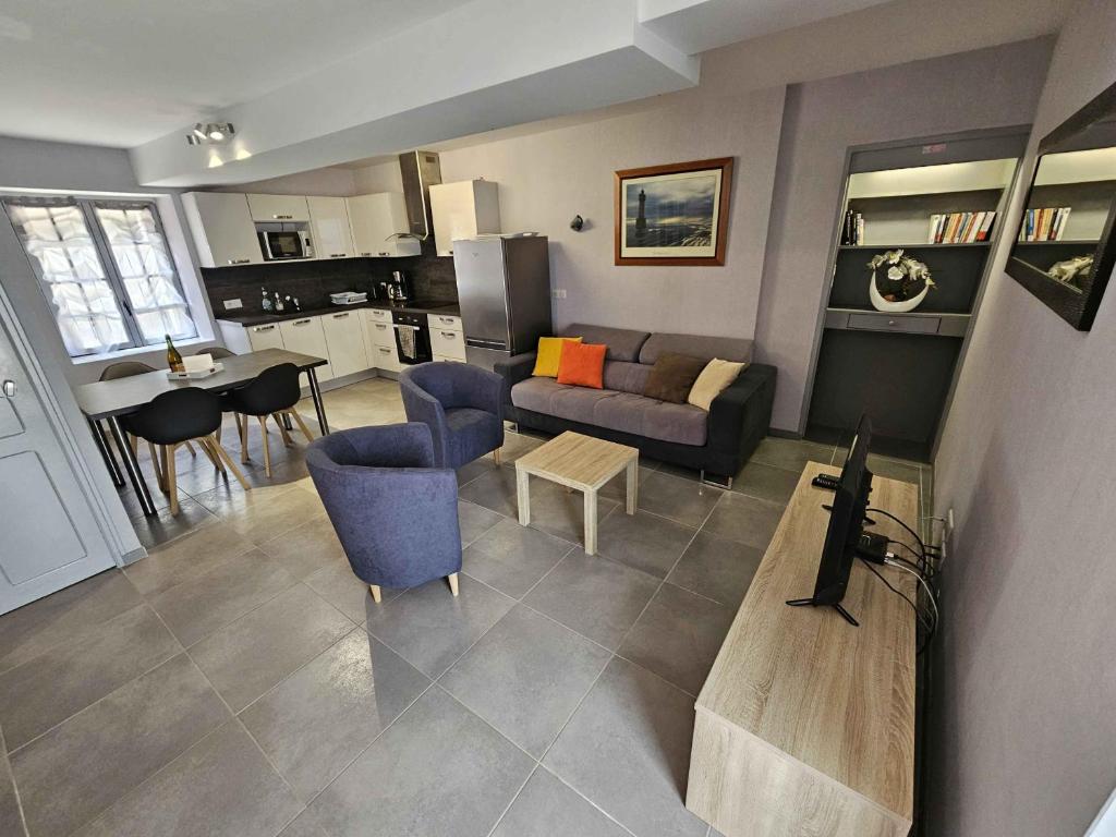 un salon avec un canapé et une table dans l'établissement Malouinette, à Saint-Malo