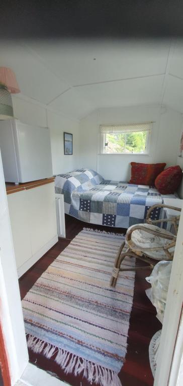 Un pat sau paturi într-o cameră la Sjönära enkel övernattningsstuga på berg med terrass, toilet in other house, No shower
