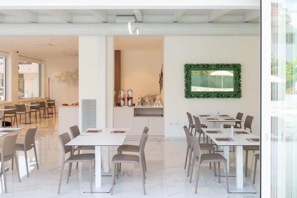 A restaurant or other place to eat at Hotel Carducci