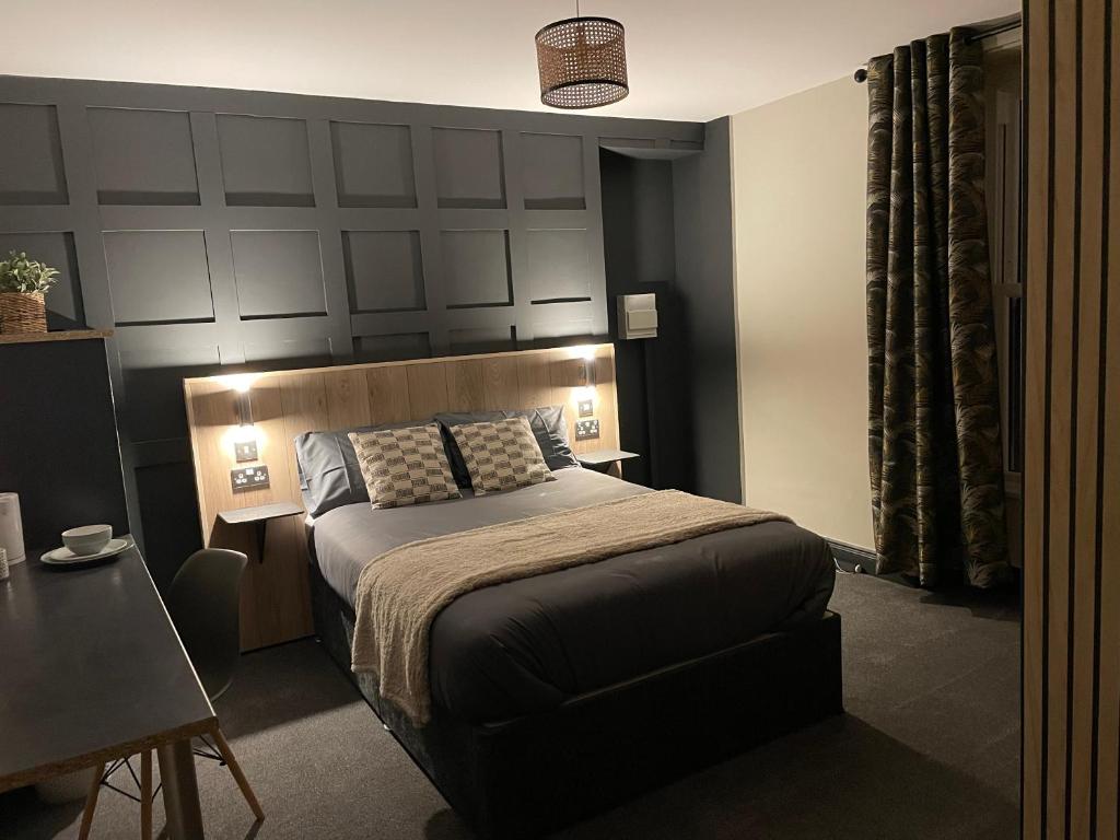 um quarto com uma cama com uma grande cabeceira de cama em The Welshman’s Arms em Pembrokeshire