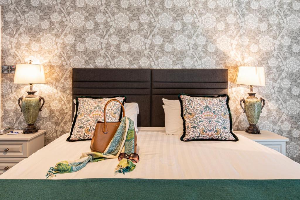 Postel nebo postele na pokoji v ubytování Ballina Manor Hotel